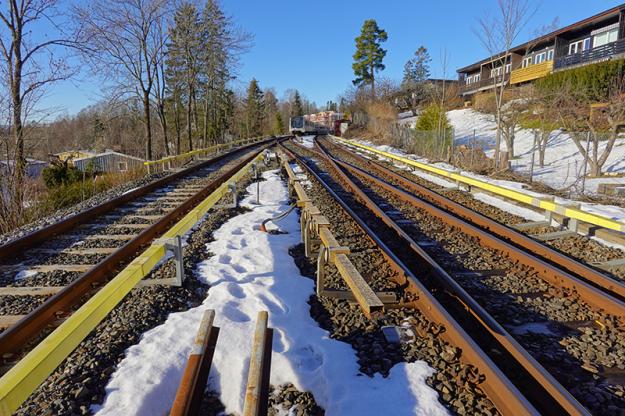 Illustrasjonsfoto av sporvekslene på &Oslash;sterås med utsikt til &Oslash;sterås T-banestasjon.