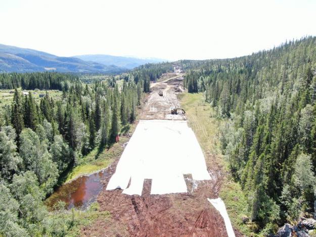 Gir mindre utslipp: Statens vegvesen bygger ny E6 oppå myra på Helgeland.