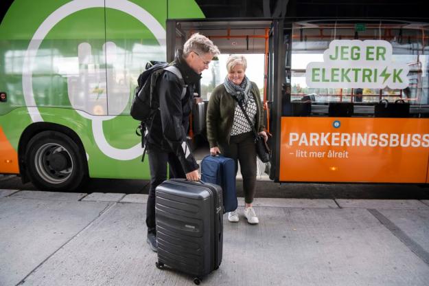 Egil Skarpsno og Siv Bente Flønes hadde kjørt elbil fra Alvdal og nå tok de elbussen til terminalen.