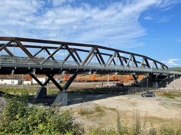Norsenga bru på E16 ved Kongsvinger er ei av bruene som Vegvesenets nå kontrollerer ekstra nøye etter mulig prosjekteringsfeil. Brua er åpen med vektrestriksjoner.