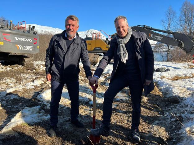 Ordfører i Tromsø, Gunnar Wilhelmsen og Samferdselsminister Jon-Ivar Nygård, markerer første spadetak på E8 Sørbotn-Laukslett.