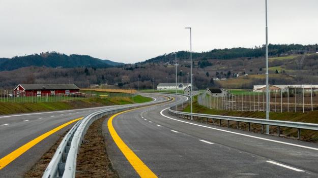 Her fra Nye Veiers strekning E6 Kvål – Melhus. Veien er en smal firefelts vei tilpasset de lokale forholdene.