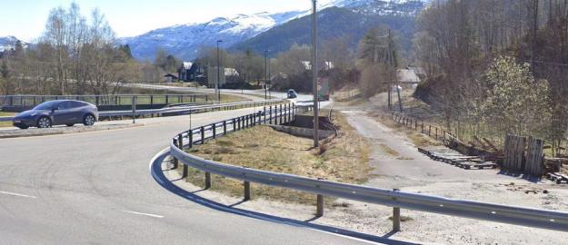 Statens vegvesen stenger no gamle Hjelle bru (til høgre) for all trafikk.